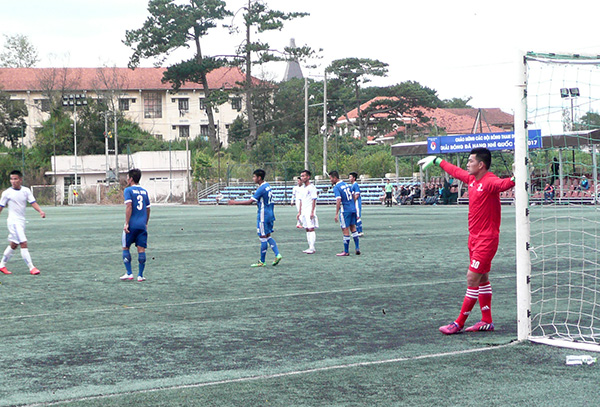 Lâm Đồng liên tục hãm thành đội Bình Định trong trận đấu