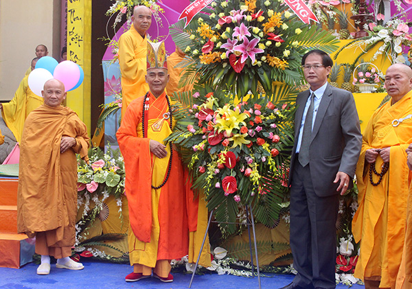 Chủ tịch UBMTTQ tỉnh Nguyễn Trọng Ánh Đông tặng hoa chúc mừng lễ phật đản PL 2561