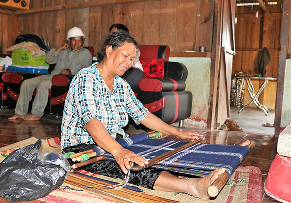 Bà Rơ Ông K’Lơi (thôn 1) dệt thổ cẩm giúp gia đình thoát nghèo. Ảnh: NTT