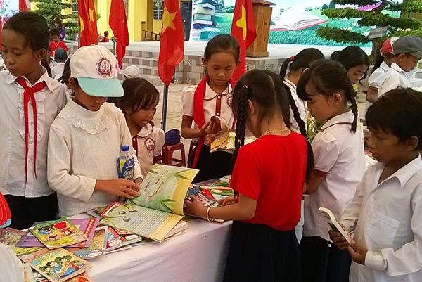 Ngày hội đọc sách thu hút đông đảo các em học sinh tham gia. Ảnh: V.Quỳnh