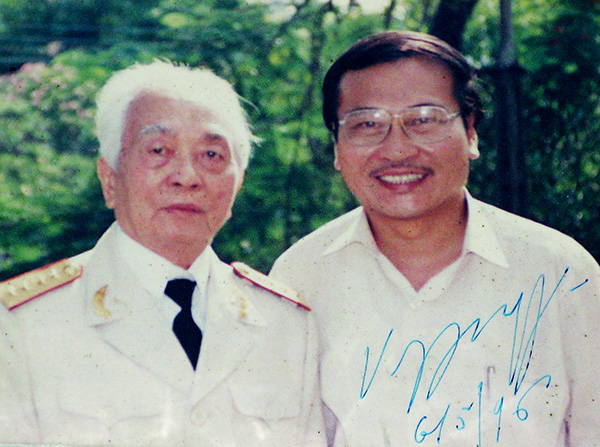 Bức ảnh Đại tướng ký tặng nhà báo Trần Tuấn sau đợt mổ ruột thừa năm 1966. (Ảnh nhân vật cung cấp)
