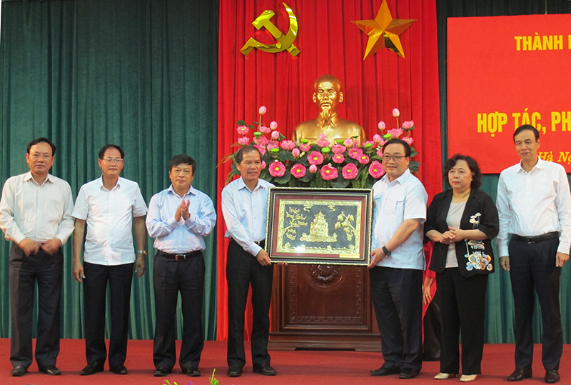 Lãnh đạo TP Hà Nội tặng quà lưu niệm cho Đoàn công tác của tỉnh Lâm Đồng