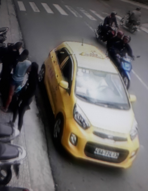 Hai nữ du khách Israel bị tài xế taxi &quot;ăn chặn&quot; tiền cước