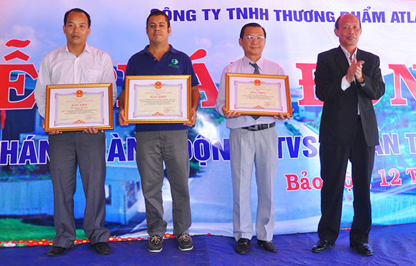 Hai tập thể và 1 cá nhân của Công ty TNHH Thương phẩm Atlantic Việt Nam nhận Bằng khen của Chủ tịch UBND tỉnh