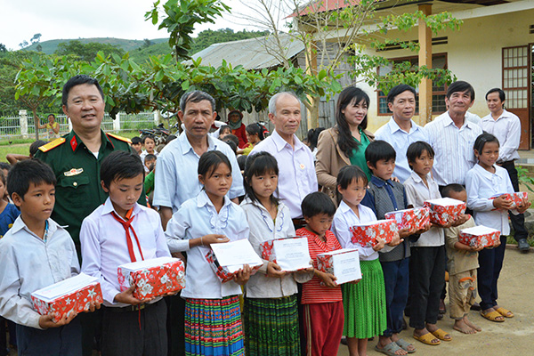Hội CCB Khối Các cơ quan tỉnh tặng quà cho các cháu học sinh nghèo huyện Đam Rông