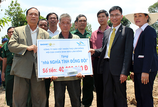 Hội CCB LĐLĐ - Báo Lâm Đồng tặng tiền xây nhà “Nghĩa tình đồng đội”