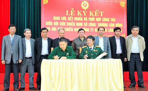 Hội CCB Sở Công thương - Công ty Điện lực Lâm Đồng tổ chức Chương trình kết nghĩa tháng 9/2013