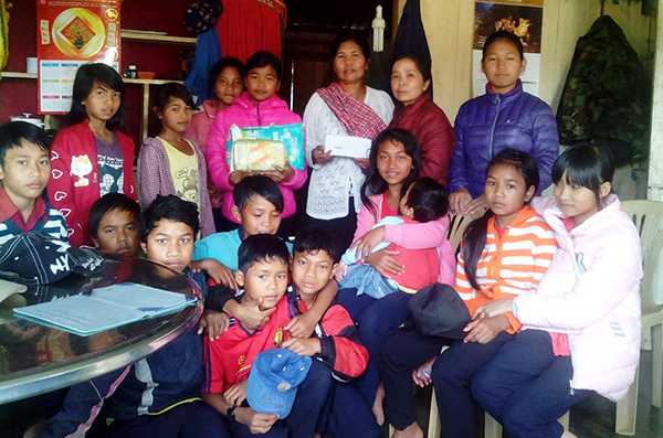 Cô Vân (đứng, thứ hai từ phải qua) cùng lớp 6B đến thăm gia đình Ma Dian định kỳ hàng tháng. Ảnh: T.Hương