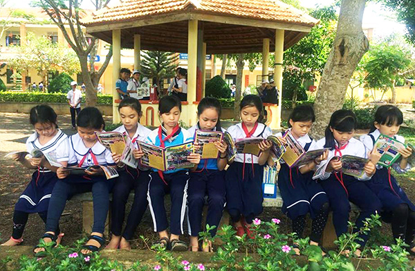 Học sinh Trường Tiểu học Phú Hiệp (xã Gia Hiệp, huyện Di Linh) đọc sách tại “Thư viện xanh”. Ảnh: X.Long