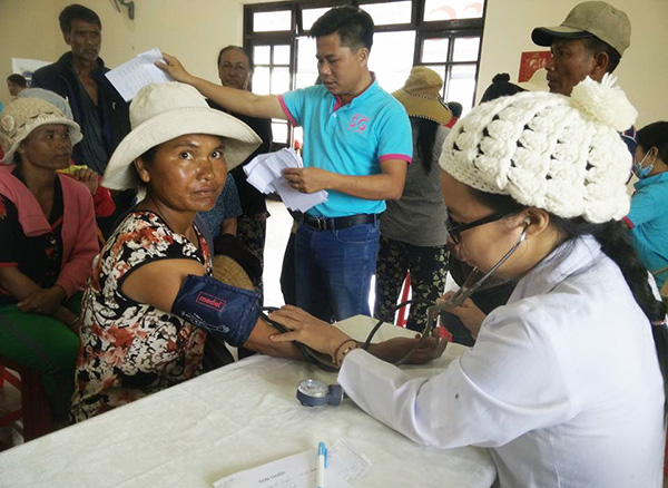 Đoàn y, bác sĩ tình nguyện TP Hồ Chí Minh khám bệnh cho bà con xã Tà Nung