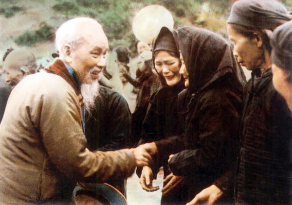 Bác Hồ bắt tay thăm hỏi các cụ già khi về thăm Pác Bó, (Xuân Tân Sửu 1961). Ảnh: Tư liệu