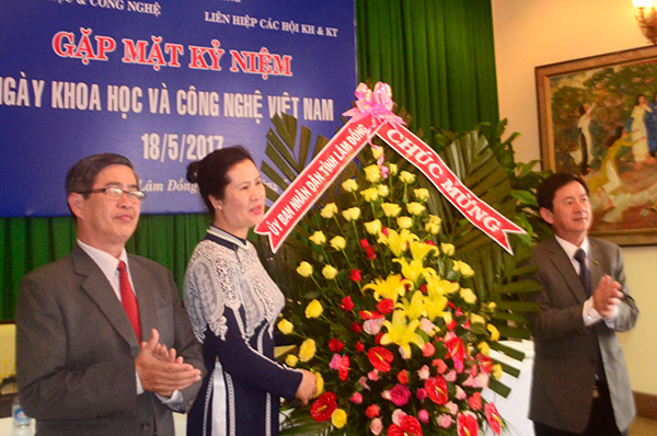 Phó Chủ tịch UBND tỉnh Phan Văn Đa tặng hoa chúc mừng đội ngũ trí thức KHCN