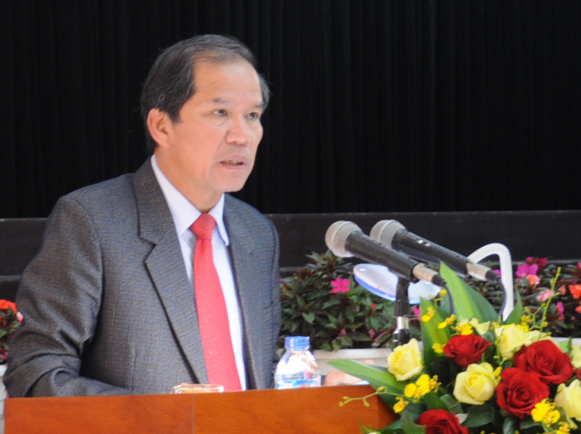Đồng chí Nguyễn Xuân Tiến - Ủy viên Ban Chấp hành Trung ương Đảng, Bí thư Tỉnh ủy thông báo nhanh đến các đại biểu kết quả Hội nghị lần thứ năm Ban Chấp hành Trung ương Đảng khóa XII