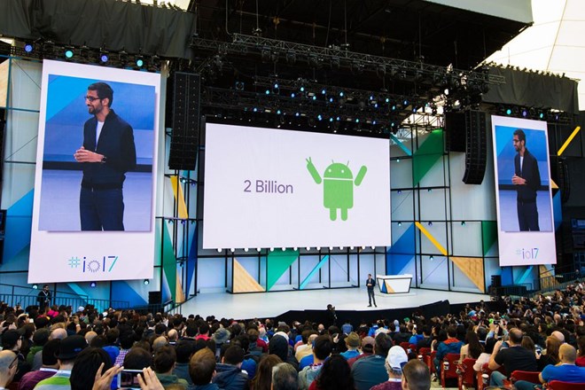 Giám đốc điều hành Google Sundar Pichai công bố thông tin Android cán mốc 2 tỷ thiết bị hoạt động tại sự kiện I/O. (Nguồn: Cnet)
