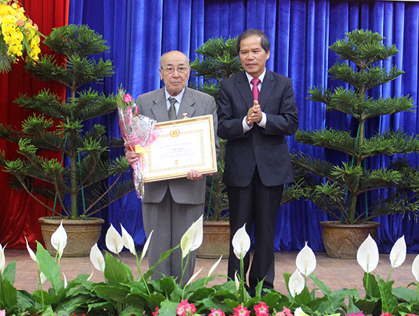 Đà Lạt: Trao 79 huy hiệu Đảng nhân dịp kỷ niệm 127 năm ngày sinh Chủ tịch Hồ Chí Minh