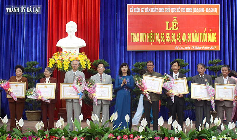 Bí thư Thành ủy Huỳnh Thị Thanh Xuân trao huy hiệu đảng cho các đồng chí đảng viên