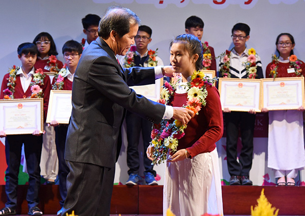 Tuyên dương, khen thưởng 91 học sinh xuất sắc năm học 2016 – 2017