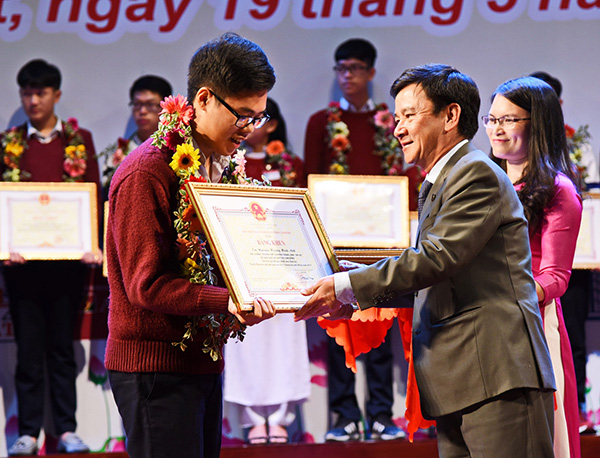 Đồng chí Phan Văn Đa, Phó Chủ tịch UBND tỉnh trao bằng khen của Bộ GD-ĐT Và Chủ tịch UBND tỉnh Lâm Đồng cho các học sinh giỏi cấp quốc gia