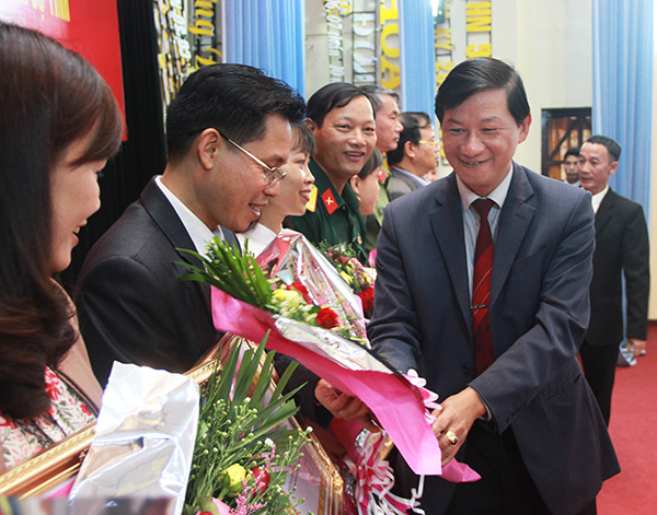 Đồng chí Trần Đức Quận – Phó Bí thư Thường trực Tỉnh ủy, Chủ tịch HĐND tỉnh trao giải cho các tập thể đoạt giải