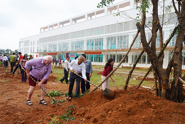 Đồng chí Lê Hoàng Phục và đồng chí Phạm Thị Bạch Yến tham gia trồng cây tại khuôn viên Bệnh viện II Lâm Đồng