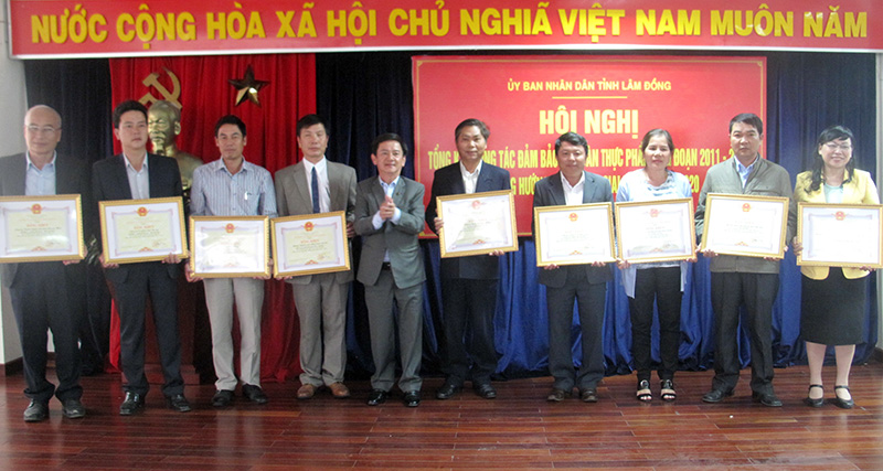 Phó Chủ tịch UBND tỉnh Phan Văn Đa trao bằng khen của UBND tỉnh cho 9 tập thể xuất sắc