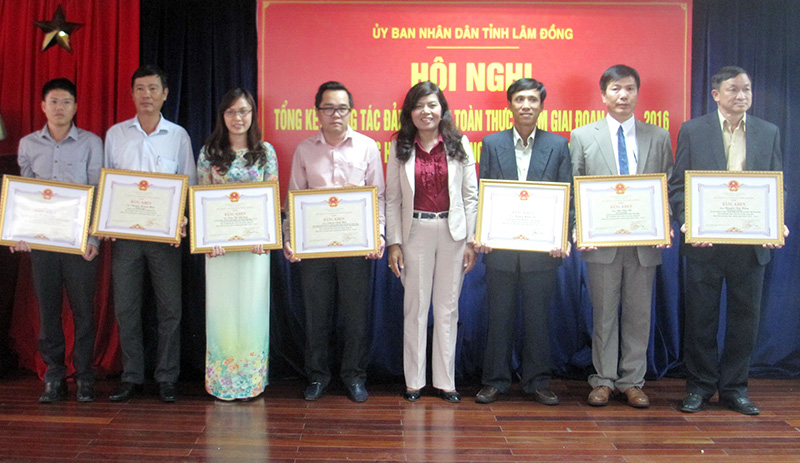 Tiến sỹ Phạm Thị Bạch Yến - Phó Ban Thường trực Ban chỉ đạo liên ngành về VSATTP trao bằng khen của UBND tỉnh cho 7 cá nhân xuất sắc