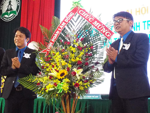 Anh Hồ Ngọc Phong Hải - Phó Bí thư Tỉnh Đoàn tặng hoa chúc mừng đại hội