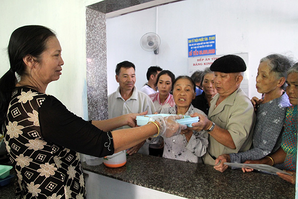 Rất đông bệnh nhân đến nhận suất ăn miễn phí tại Bếp ăn tình thương Bệnh viện YHCT Bảo Lộc. Ảnh: Đ.Anh