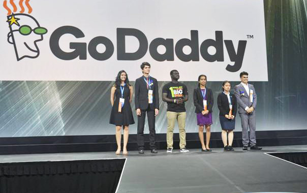 Trần Thị Anh Thư (thứ hai từ phải sang) nhận giải thưởng của GoDaddy. (Ảnh: Internet)