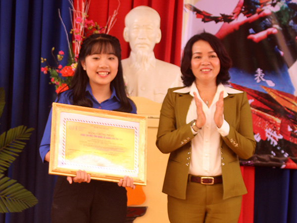 Em Nguyễn Ngọc Nhã Uyên nhận giải thưởng cuộc thi