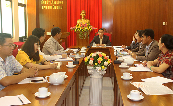 Các đại biểu tham dự buổi làm viêc giữa Ban tuyên giáo và Tạp chí Cộng sản. Ảnh: N.Thu