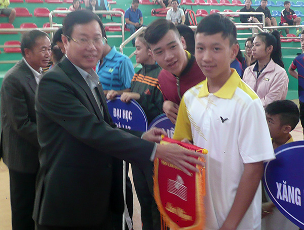  Ông Phạm Triều - Chủ tịch UBND huyện Lạc Dương trao cờ lưu niệm cho các đoàn