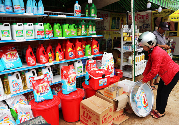 Phiên chợ hàng Việt tại xã Tà Nung, TP Đà Lạt. Ảnh: Diễm Thương