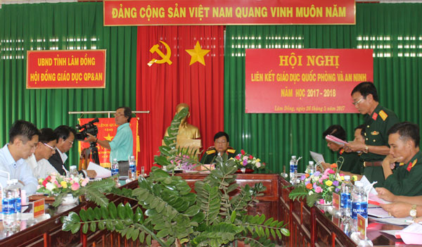 Đại tá Phạm Đức Thông – Hiệu trưởng Trường Quân sự tỉnh báo cáo tình hình giáo dục năm 2016 – 2017