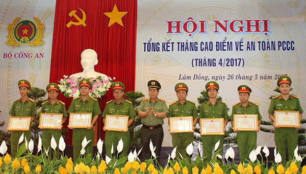 Trung tướng Bùi Văn Thành – Thứ trưởng Bộ Công an tặng bằng khen cho 17 tập thể xuất sắc