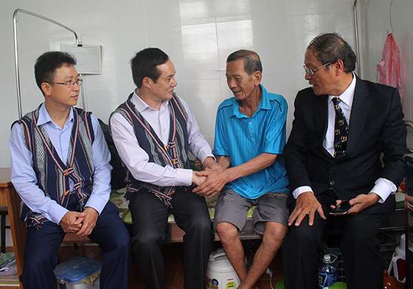 Đoàn Ủy ban Trung ương MTTQVN do ông Lê Bá Trình Phó Chủ tịch làm trưởng đoàn ( thứ hai từ trái qua) tới thăm động viên người bệnh tại trạm y tế Phú Hội