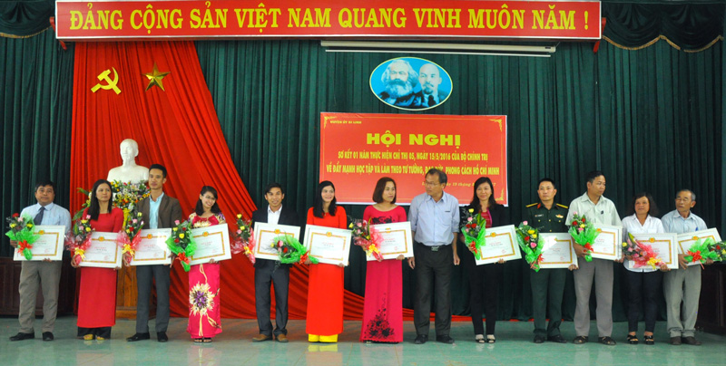 Huyện ủy Di Linh trao giấy khen cho những bài thi đoạt giải. Ảnh: X.Long