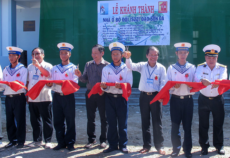 Bí thư Tỉnh ủy Nguyễn Xuân Tiến (thứ ba phải qua) cắt băng khánh thành khu nhà ở tặng bộ đội đảo Sơn Ca. Ảnh: N.Nghĩa