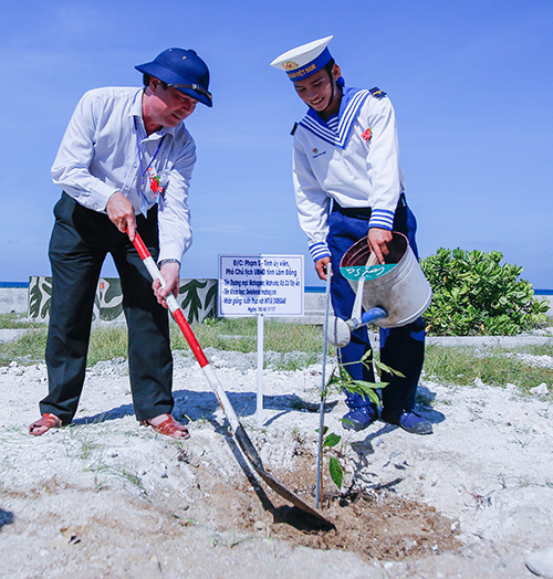 Phó Chủ tịch UBND tỉnh trồng cây trên đảo Sơn Ca. Ảnh: N.Nghĩa