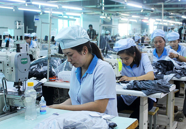 Nữ công nhân Công ty Merkava (Khu Công nghiệp Lộc Sơn, TP Bảo Lộc) trong giờ làm việc. Ảnh: T.Vũ