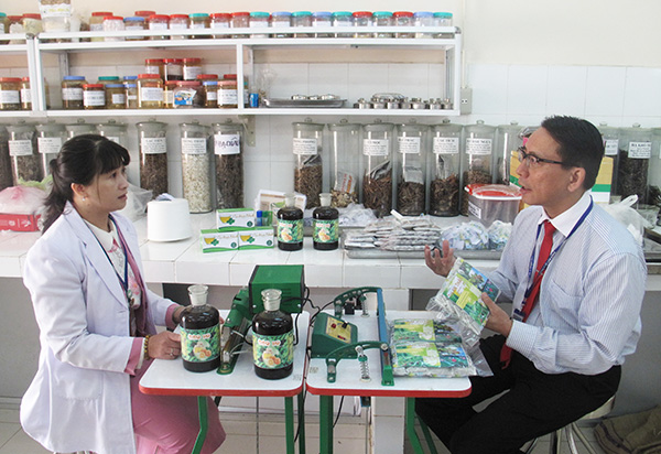 DSCKI Tăng Lê Quỳnh Trinh - Phó trưởng Khoa Dược - Trường CĐYT Lâm Đồng đang trao đổi với Hiệu trưởng - GS-TSKH Dương Quý Sỹ về các sản phẩm được bào chế từ thảo dược địa phương. Ảnh: D. Hiền
