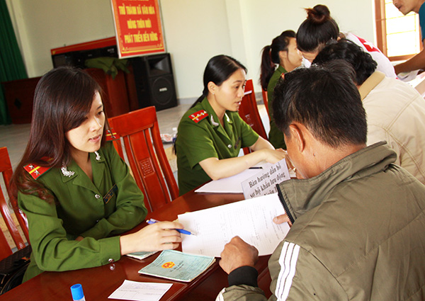 Hàng năm Công an thành phố Đà Lạt tổ chức 5 đợt lưu động làm giấy CMND cho nhân dân