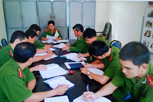 Đội CSĐTTPMT TP Bảo Lộc bàn kế hoạch triển khai chuyên án ma túy. Ảnh: X.Long