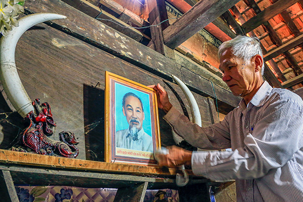 Bức ảnh Bác Hồ được cụ Trần Văn Khuyến treo ở nơi trang trọng ngay phòng khách gia đình. Ảnh: T.Trang