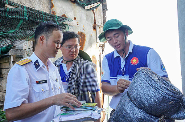 Anh Phan Thanh Sang tỉ mỉ hướng dẫn cho cán bộ, chiến sỹ trên đảo kết hợp nhiều phương pháp để trồng rau tiết kiệm nước (ảnh nhân vật cung cấp)