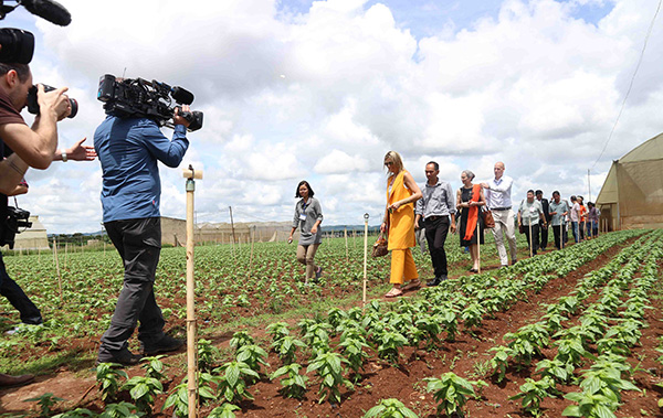 Hoàng hậu Máxima đi thăm vườn rau của người dân tại huyện Đơn Dương