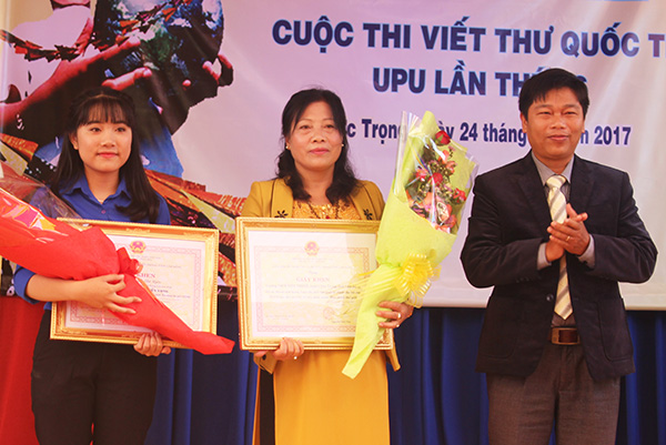 Nguyễn Ngọc Nhã Uyên (ngoài cùng bên trái) nhận giải thưởng cuộc thi. Ảnh: T.Vũ