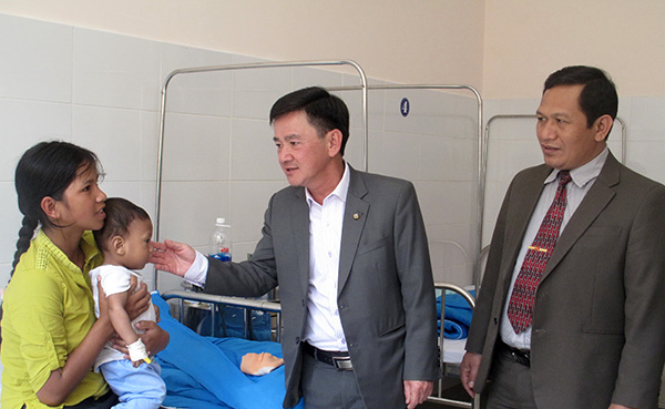 Lãnh đạo tỉnh đến thăm bệnh nhân đang điều trị tại Bệnh viện Nhi