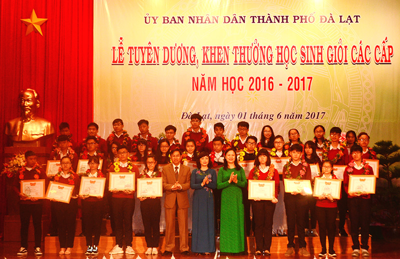 Lãnh đạo thành phố Đà Lạt và Sở GDĐT tặng giấy khen cho học sinh giỏi quốc gia