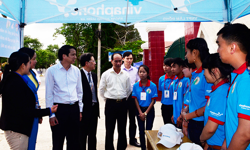 Thứ trưởng Bộ GDĐT Phạm Mạnh Hùng (thứ ba trái qua) cùng các thành viên trong Ban chỉ đạo Kỳ thi THPT quốc gia động viên các tình nguyện viên tiếp sức mùa thi. Ảnh: Tuấn Hương